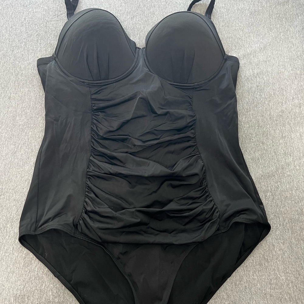 Torrid 3 D/DD Black Ruched Swimsuit